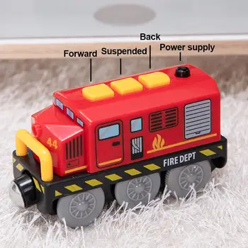 Geležinkelio Lokomotyvų Magnetinio Prijungtas Elektros Mažų Traukinį Magnetinių Bėgių Žaislas Suderinama su Medinių Bėgių Pateikti Berniukas