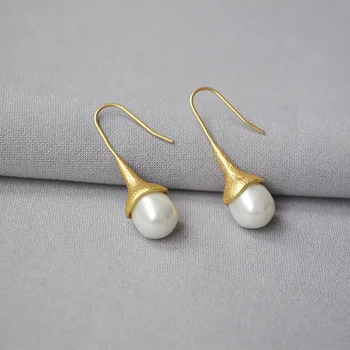 Originalaus dizaino Europos ir Jungtinių amerikos valstijų retro mados smėlio šviesos aukso spalvingas perlų ilgai ausies kabliuko